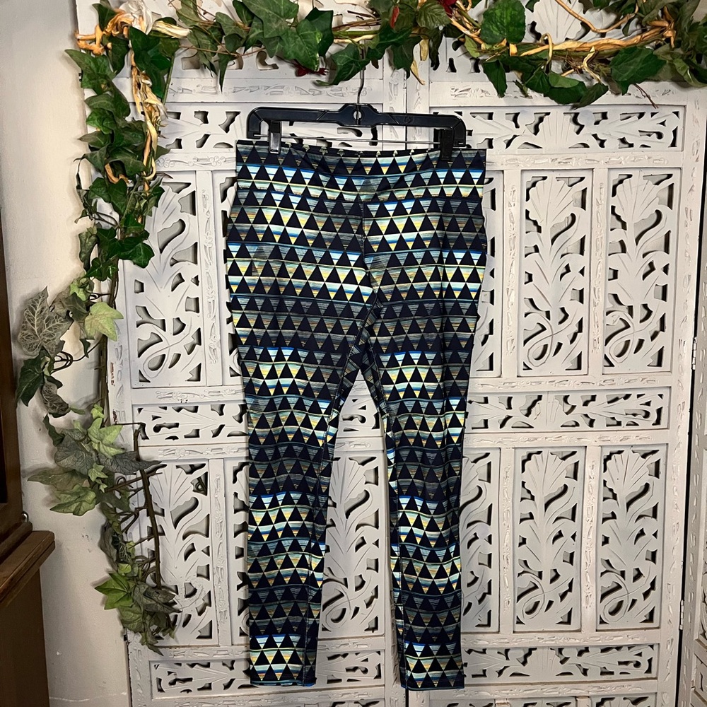 LIKE NEW! MOSSIMO SMOOTH FIT BLACK & MULTICOLOR GEOMETRIC PATTERN LEGGINGS
